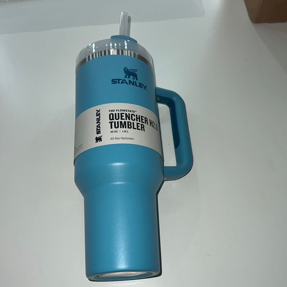 Brandnew Stanley the flowstate Quencher H2.0 tumbler 40oz
